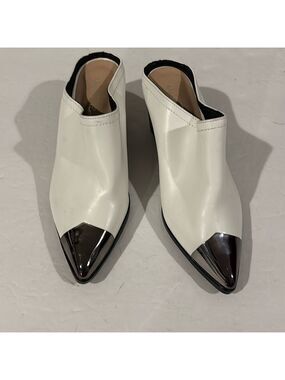 Modern Rush White ‘Paulina’ Mules With A Metallic Silver Point -Size 6